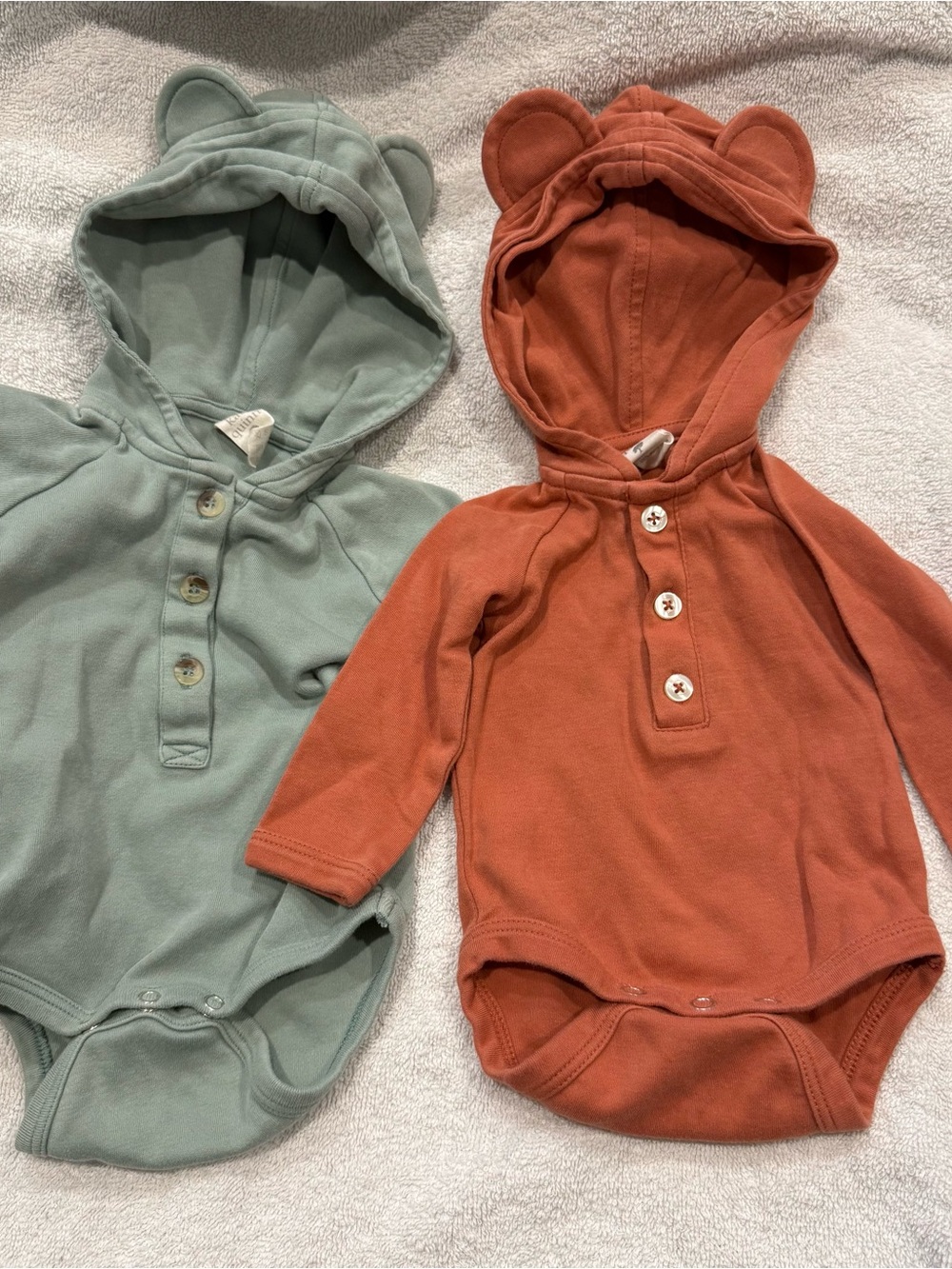 2x kate quinn Baby Hooded One-Piece Bodysuits in Sage Green & Rust Orange 0-3m